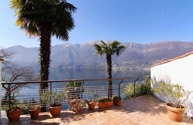 Tastefully furnished 2-room apartment with large terrace & dream lake view