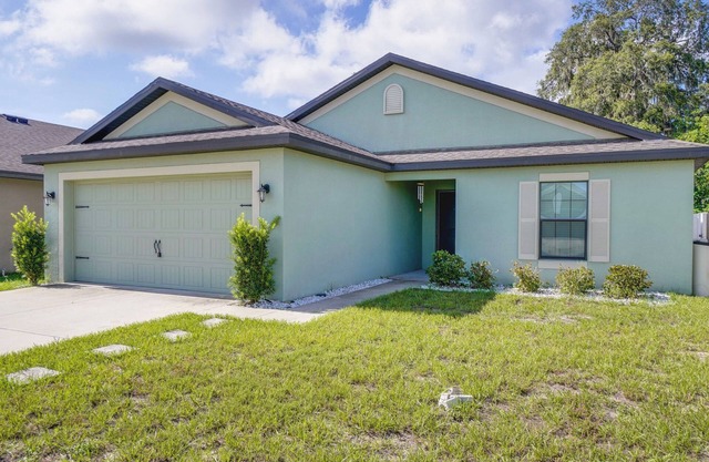 Tavares Retreat w/Covered Patio & Private Yard