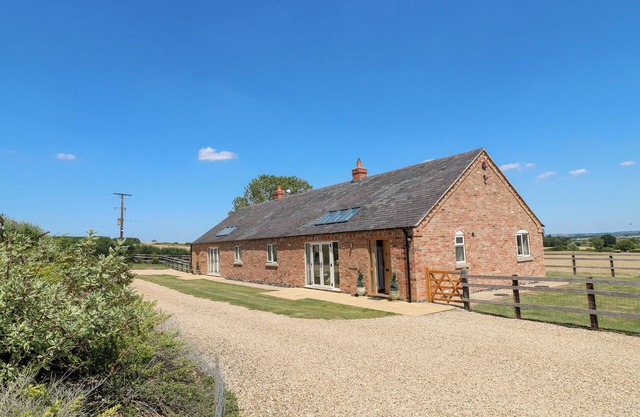 TEAL COTTAGE, pet friendly, luxury holiday cottage in Melton Mowbray
