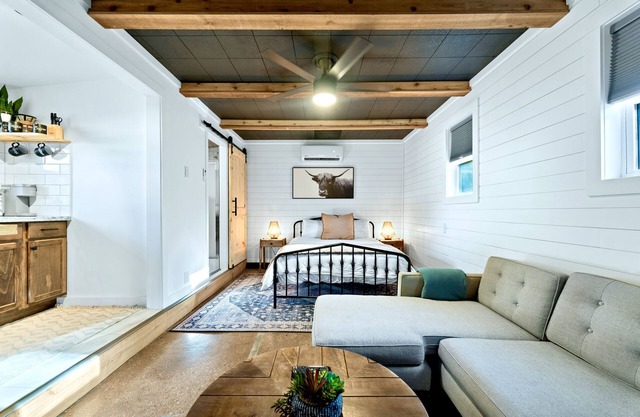 Tech Terrace Studio ~ 2 Blocks To J&B Coffee & Walking Distance To Campus!