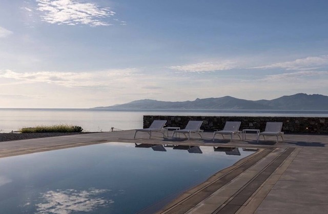 Templo y Mar Seafront villa, facing the Sacred Island of Delos.