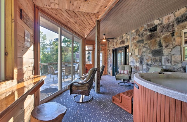 Tenn River Cabin w/Hot Tub - 10 Mi to Chattanooga