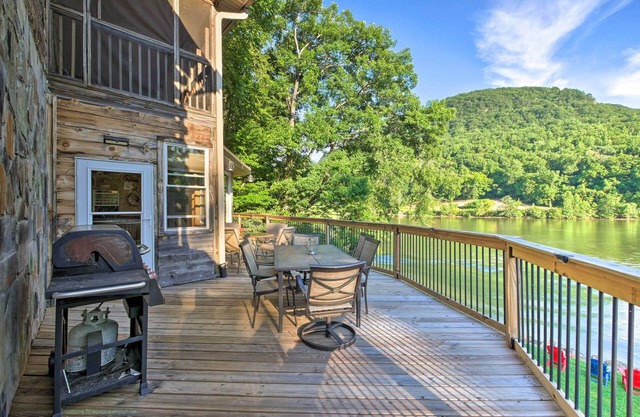 Tenn River Cabin w/Hot Tub - 10 Mi to Chattanooga
