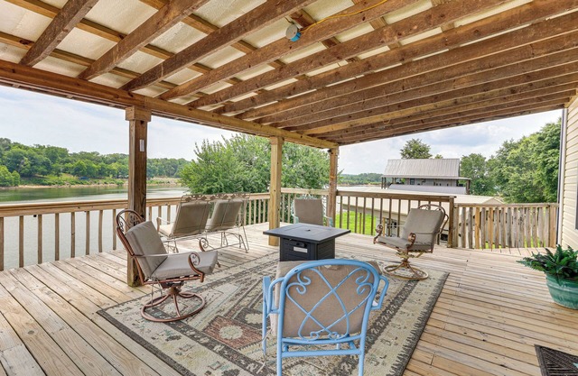 Tennessee River Retreat: Multi-Level Deck & Views