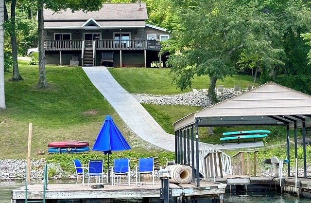 Terrace Cove: 4BR/2B Lakefront house with private dock and covered slip!