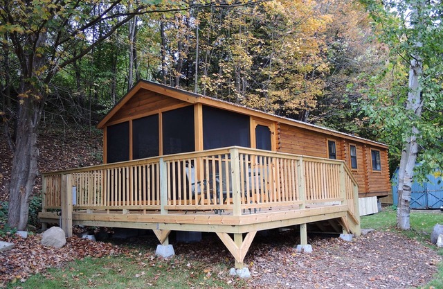 Terrace Lawn Cabin - Recently built cabin, 1/2 mile to Dreams Park, shared pool