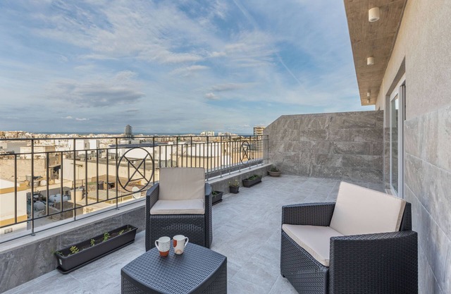 Terrace View - A Charming Two Bedrooms Air-Conditioned Penthouse