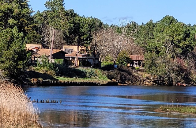 Terraced house ideally located directly on the Courant riverbank.