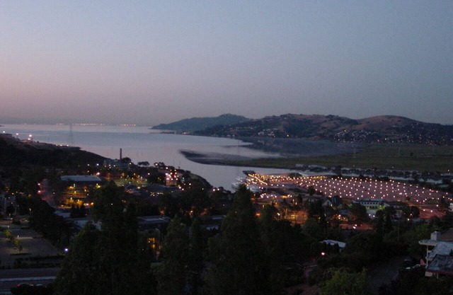 Terrific apartment in Larkspur with stunning view & modern amenities