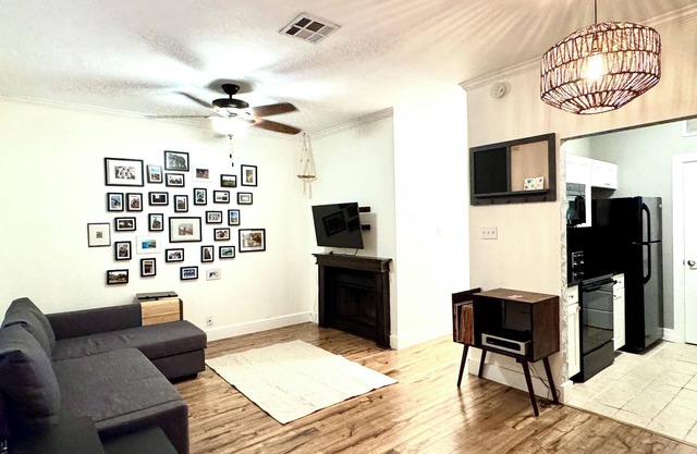 Terrific apartment walking distance to UT Austin, bars and restaurants