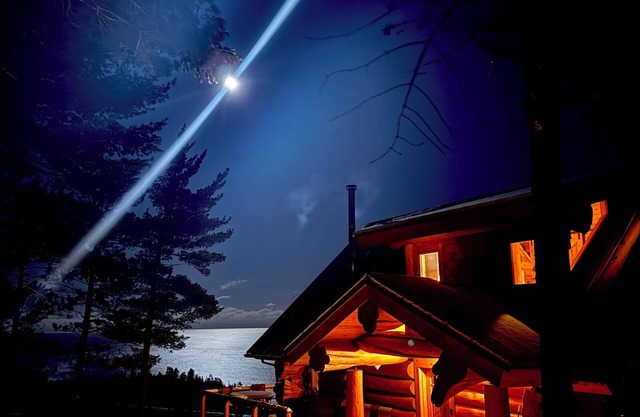 Tettegouche Cedar Log Cabin amazing Lake Superior views near 4 state parks, SHT