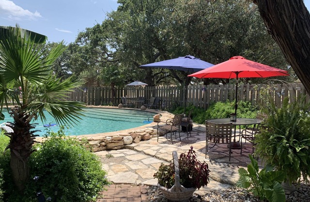 Texas Lake cabin , private hot tub , Pool & kayaks shared . out door kitchen