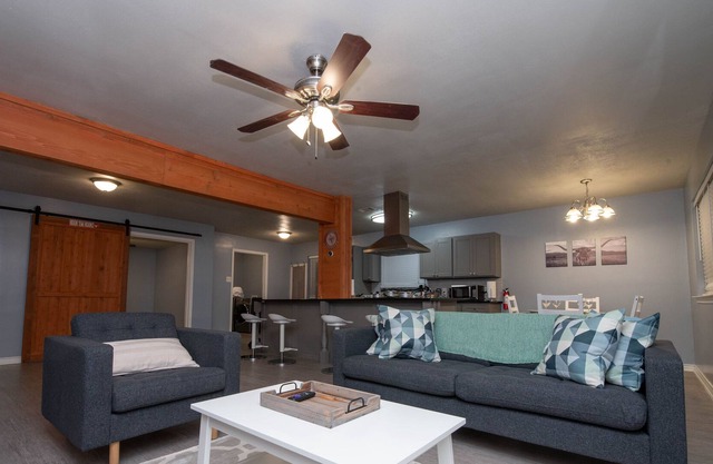 Texas Longhorn House, King bed, FREE wifi, parking