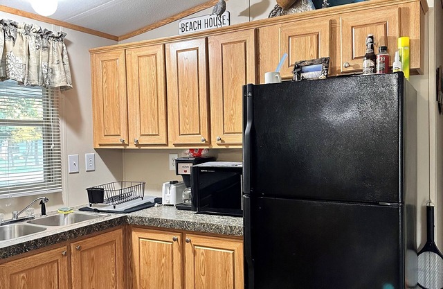 Texoma Treasure - Cozy 2-bedroom mobile home with huge deck in Kingston