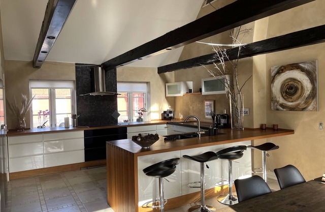 Thatched house of 360 m². 1 km from the beach. Campfire place and large lawn.