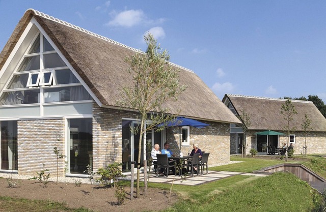 Thatched luxurious villa with two bathrooms, in nature