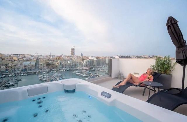 The Address Seafront Penthouse with Hot Tub