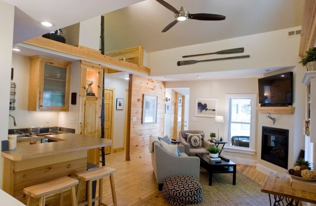 The adorable Pear Tree Cottage! New LOW Fall/Winter Rates