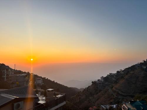 The Alluring North Stays by Sunset Vibes and Chest's Nest Near Mall road kasauli