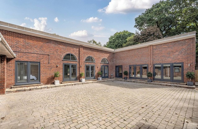 THE ANNEX, pet friendly, with a garden in Wimborne Minster