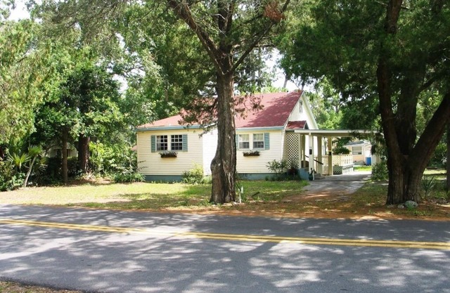 The Apalachicola Cottage