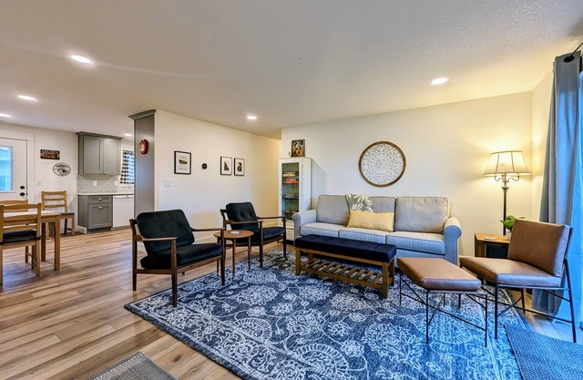 The Apple Tree Cottage ~ a fully remodeled 2 bed/2 bath home