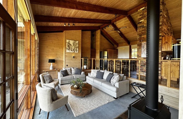 The Arkadia - Scenic Villa with Pool and Basketball Court
