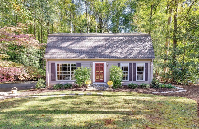 The Artist's Bungalow Cozy 2-bedroom house surrounded by woods in Spartanburg