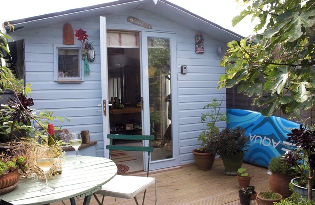 THE ARTIST'S CABIN BY THE SEA, pet friendly in Herne Bay