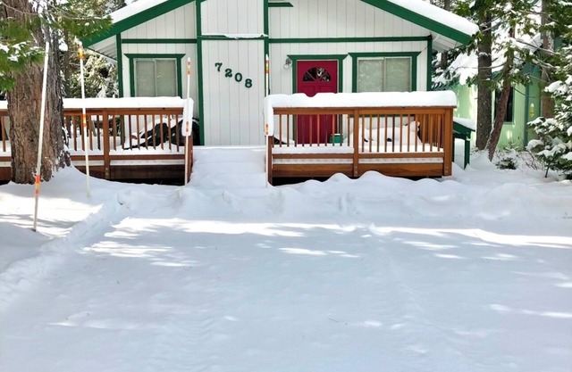 The Aspen House, The Aspen House: Charming Remodeled Cabin in Tahoe.Walk to Lake in 10 min!