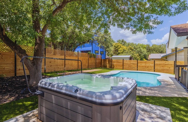 The Austin Vacation Home - 4 bdrms with hot tub, gym, WiFi, work area, pool.