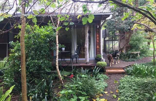 The Bale. Cosy cabin set amongst lush gardens in the Hunter Valley.