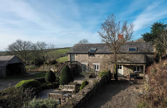 THE BARLEY CRUSH, pet friendly, with open fire in Bodmin Moor