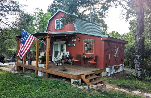 The Barn at Toad Hill. Pet friendly, close to Smokies, Airport. Brand new!