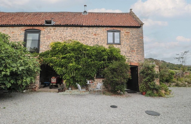 THE BARN, pet friendly, country holiday cottage in Compton Bishop