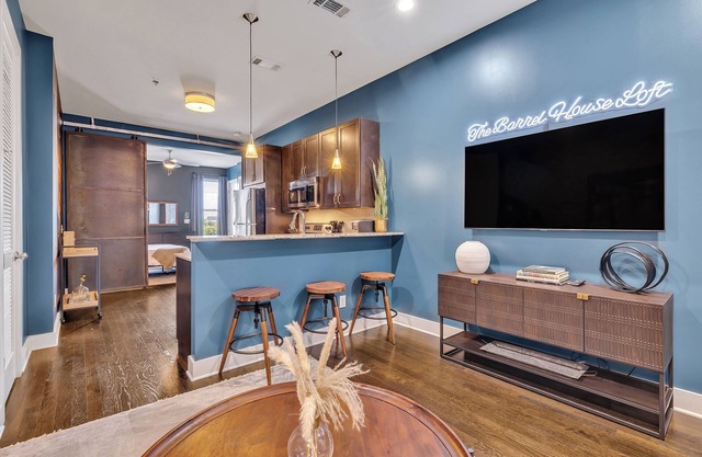 The Barrelhouse Loft in West End, Near Vandy and Centennial Park, Minutes to Broadway