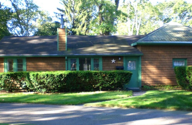 The Barrington Cottage -all on one level! Your home away from home.
