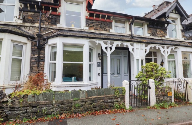 THE BAY COTTAGE, pet friendly, character holiday cottage in Ambleside