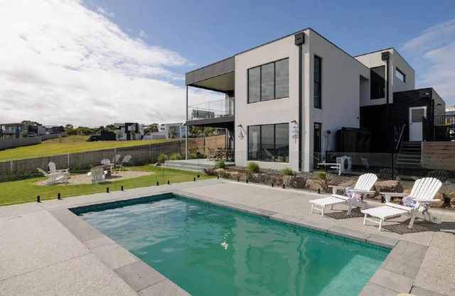 The Bay View San Remo by Ready Set Stay- BYO LINEN & TOWELS