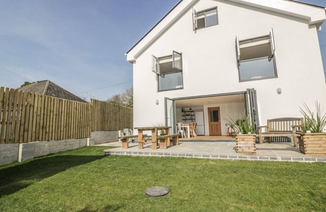 THE BEACH HALT, family friendly, with a garden in Perranporth