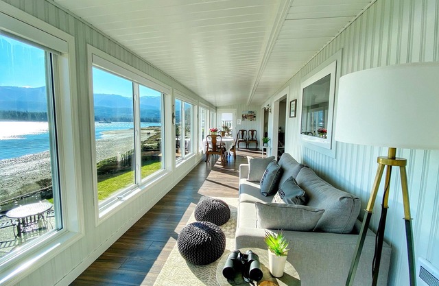 'The Beach House' at Deep Bay n-Enjoy the beachfront experience-