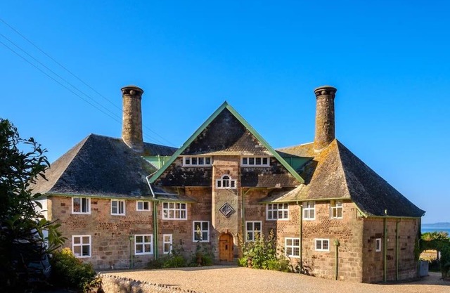 The Beach House-Devon- On the beach- sleeps 20