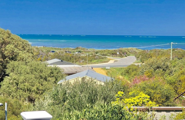 The Beach House ... Relaxed Hamptons style overlooking the Indian Ocean