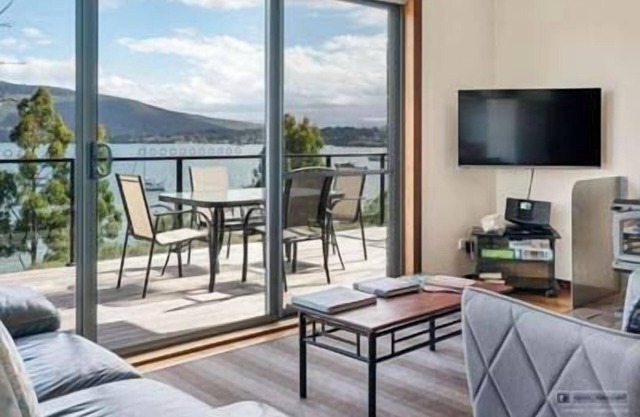 The Beach House- stunning views and private hot tub