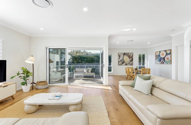 THE BEACH PAD | wifi, walk to beach | Accom Holidays