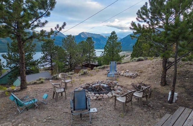 The Bear Den | Lake + Alpine Lookouts | Fast Wifi