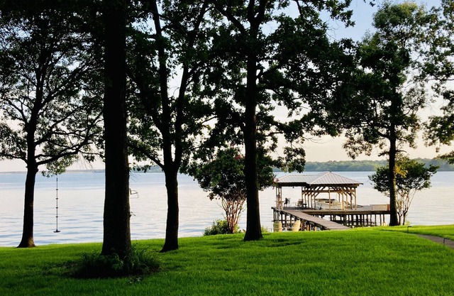 The best of lake living; 3/2+Loft; Open water and large yard