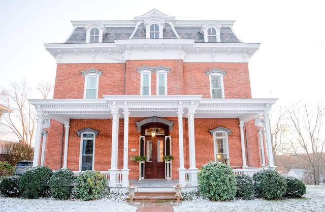 "The Big Brickhouse" - Entire House Rental