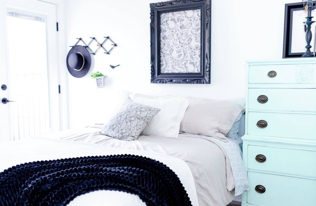 The Black Bird Bungalow -Charming Modern-Vintage Flair - Spa & Fireside
