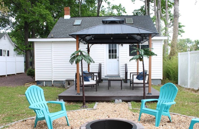 The Blue Crab is 5 blocks from Beach, 0.5 miles to Beach, 100 ft from bay.